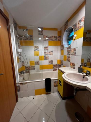 Simple & Comfortable Stay Near the Marina