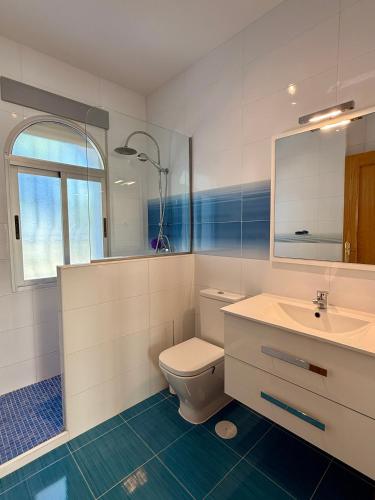 a bathroom with a toilet and a sink and a mirror at Casa Generoso en Navalcán in Navalcán