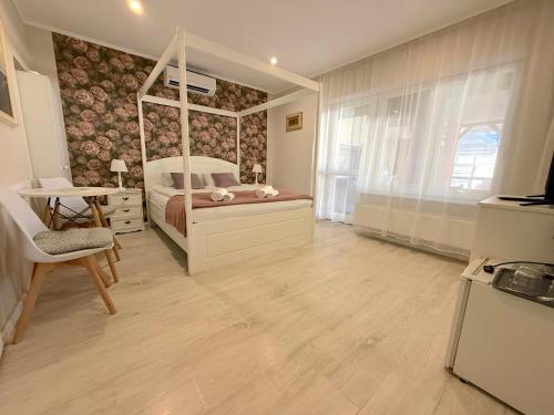 a bedroom with a bed with a large mirror at Villa Harmónia in Gyula