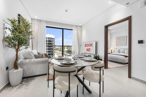Free housekeeping visits during your stay - StayShort - Cozy 1 Bedroom in JGC with Balcony Sleeps 4