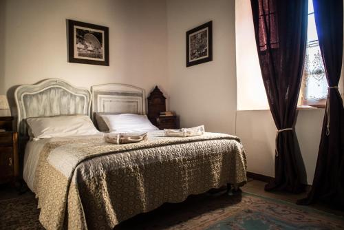 a bedroom with a bed and a window at Corte dei Brut in Gavirate