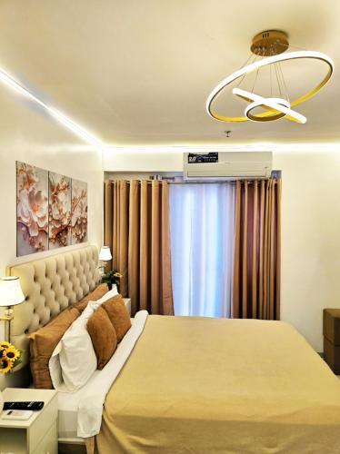 ein Schlafzimmer mit einem großen Bett und einem Fenster in der Unterkunft Angel's Haven in Manila