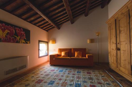 a living room with a couch and a rug at Cà Sagredo in Conselve