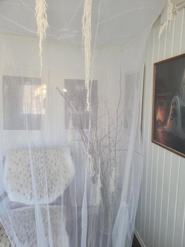 a room with a window with a table and a chair at Elämysmajoitus Olipa Kerran in Turku