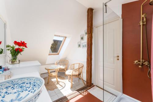 a bathroom with a shower and a table and chairs at Rüütli Residents in Pärnu