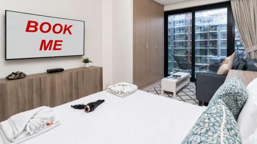 Free housekeeping visits during your stay - StayShort - Trendy Studio in Meydan that is Ideal for 4 Guests