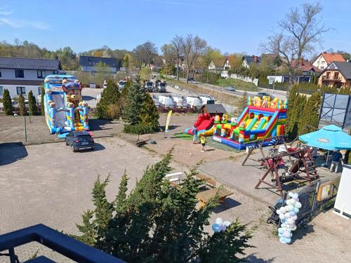 a group of children playing in an amusement park at Fenix Grzybno pokoje pracownicze, rodzinne, typu standard,dłuższe pobyty in Grzybno