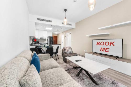 Free housekeeping visits during your stay - StayShort - Chic 1BR Retreat in Dubai Marina that Sleeps 4