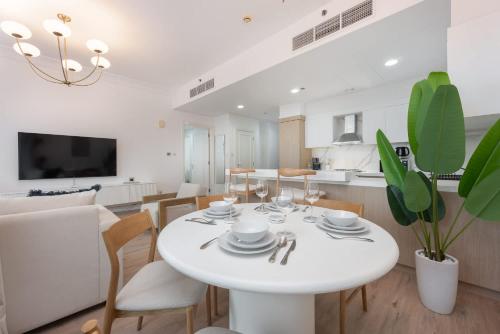 Free housekeeping visits during your stay - StayShort - Stylish 2 Bedroom Apartment in the Heart of Downtown