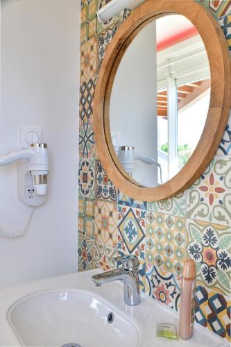 a bathroom with a sink and a mirror at Suite Aracari, clim, balneo, terrasse - Parc des Oiseaux in Villars-les-Dombes