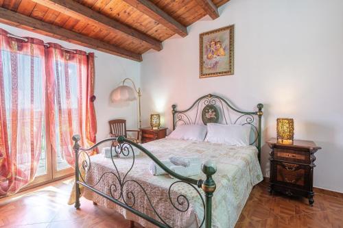 a bedroom with a bed and a window at Jungle Holiday Apartment in Avola
