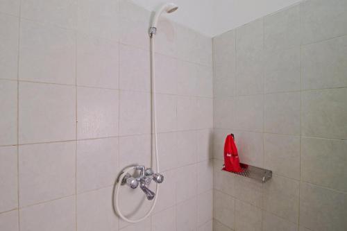 y baño con ducha de color rojo. en RedDoorz @ Radio Dalam, en Yakarta