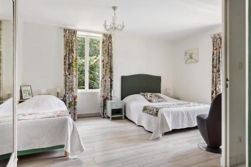 a bedroom with two beds and a window at Les Malvaux - Chambres d'hôtes in Huriel