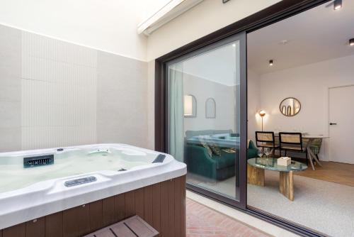a large bathroom with a tub and a living room at CSE MS Museo Select in Seville