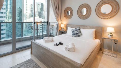 Free housekeeping visits during your stay - StayShort - Classy 1-Bedroom Apartment in Dubai Marina with City Views!