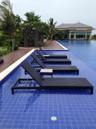 Bazén v ubytování Casa Seaside Rayong Unit 23 nebo v jeho okolí