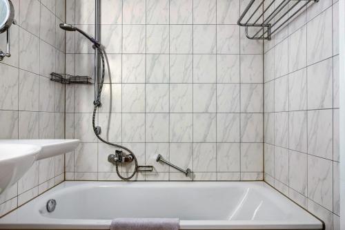a bathroom with a bath tub and a sink at Wohnung direkt an der Skipiste in Feldberg