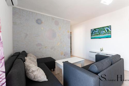 Bright central 2BR Stay Balcony & Sea View