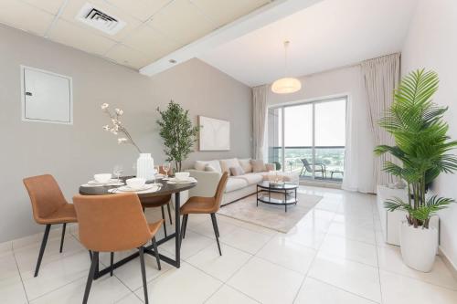 Free housekeeping visits during your stay - StayShort - Modern JLT Apartment with City Views Sleeps 4