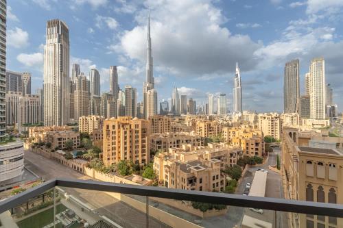 Free housekeeping visits during your stay - StayShort - Stylish Downtown Apartment with Burj Views that Sleeps 4