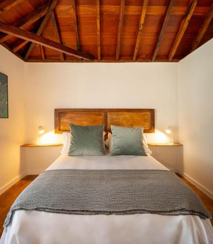 a bedroom with a large bed with two pillows at Laguna Cool Living in Las Lagunas