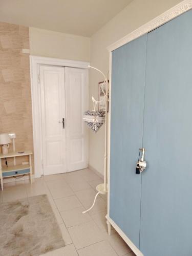 a room with a blue glass door in a room at Via Funicolare in Brunate