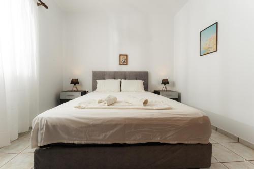 a bedroom with a bed with two towels on it at Zante's Northern View in Koríthion