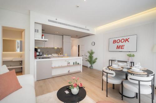 Free housekeeping visits during your stay - StayShort - Chic 1 Bedroom Haven Perfect for 2 in Dubai Marina