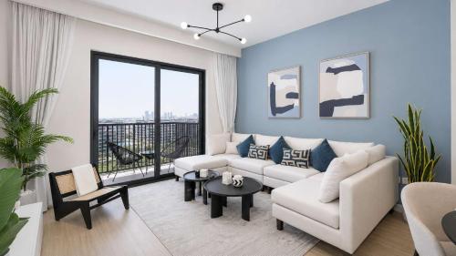 Free housekeeping visits during your stay - StayShort - Chic 1-Bed for 4 in Prime Dubai Hills Location