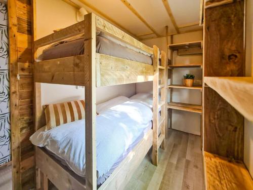 a bedroom with two bunk beds in a cabin at STOERbuiten Lodges Mar Y Sierra in San Costanzo