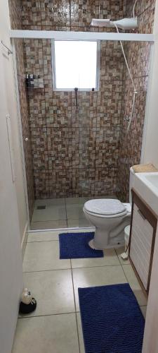 a bathroom with a toilet and a window at Apartamento Indaiatuba in Indaiatuba