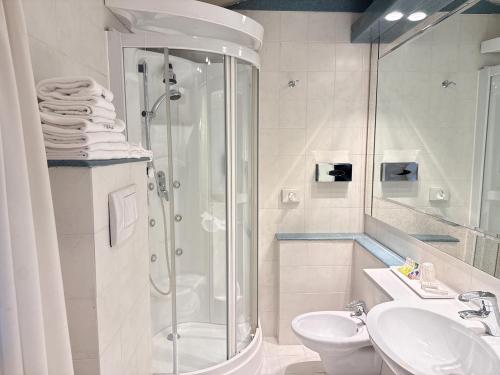 a bathroom with a shower and a toilet and a sink at Hotel Piroga Padova in Selvazzano Dentro