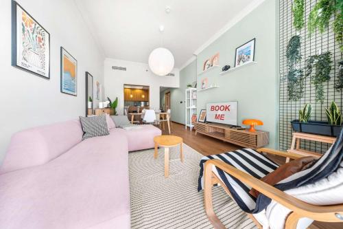 Free housekeeping visits during your stay - StayShort - Stylish 1-Bedroom Retreat in JVC that Sleeps 2