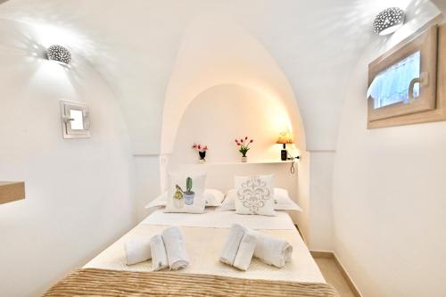 a room with a bed with two pillows at Il Rifugio Dei Nonni in Ostuni