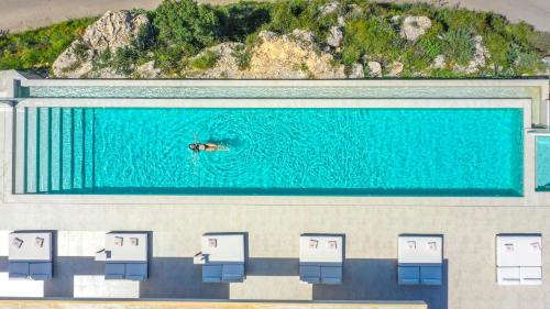 Draufsicht auf einen Pool mit einer Person im Wasser in der Unterkunft Creticum Mare in Chania