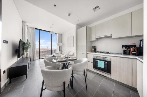 Free housekeeping visits during your stay - StayShort - 1 Bed in Meydan Sleeps 4 with Pool Views