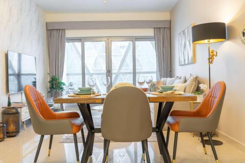 Free housekeeping visits during your stay - StayShort - Stylish DIFC Apartment Sleeps 4 with Pool & Gym