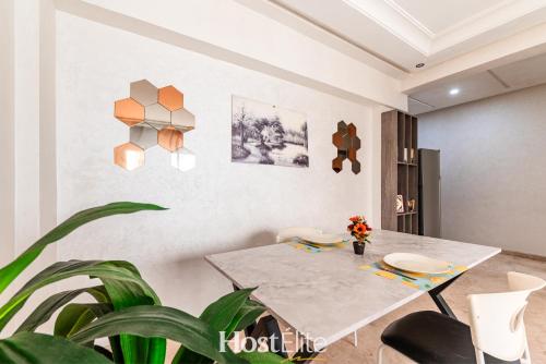 a dining room with a table and a plant at Appartement Central Park - Clim - 10 min plage in Mohammedia