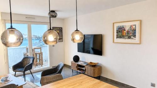 Spacious & comfortable 2-bedroom apt, terrace, pool, parking