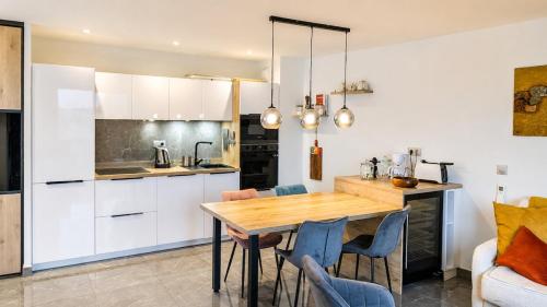 Spacious & comfortable 2-bedroom apt, terrace, pool, parking