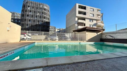 Spacious & comfortable 2-bedroom apt, terrace, pool, parking