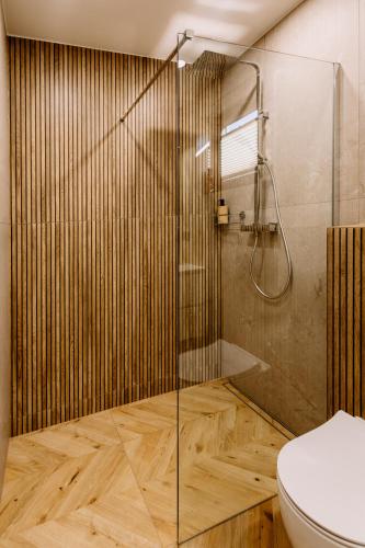 a bathroom with a glass shower and a toilet at Za Łyską - Żywiecka Perła in Żywiec