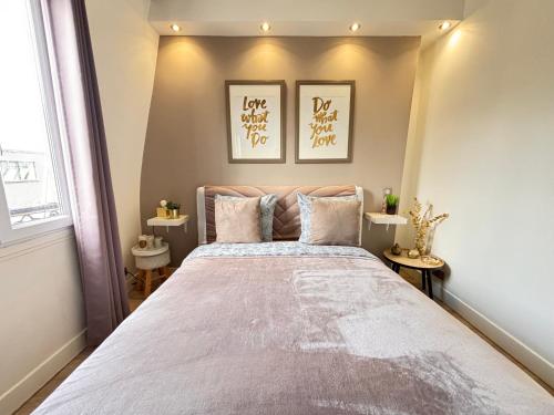 Sublime appartement refait à neuf en dernier étage baigné de lumière avec une très belle hauteur sous plafond 2 chambres en plein centre de Paris