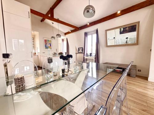Sublime appartement refait à neuf en dernier étage baigné de lumière avec une très belle hauteur sous plafond 2 chambres en plein centre de Paris