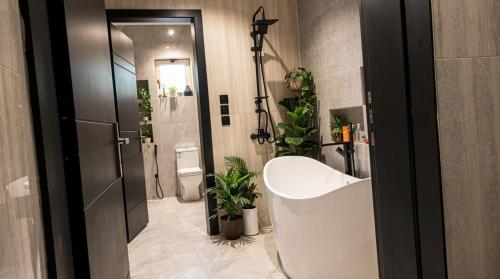 a bathroom with a tub and a sink and a toilet at شاليه السيل الكبير in As Sayl al Kabīr