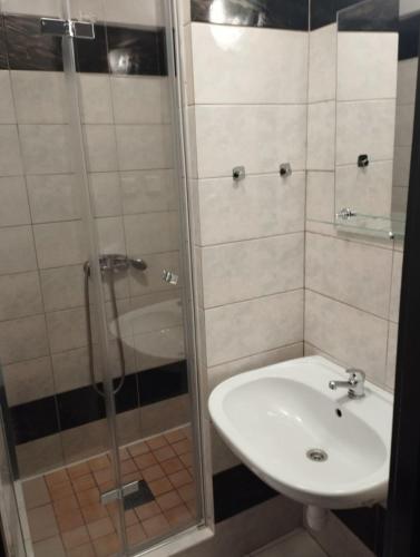 ein Badezimmer mit Waschbecken und Dusche in der Unterkunft Ośrodek Wypoczynkowy Eden Kąty Rybackie in Kąty Rybackie