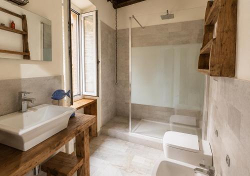 a bathroom with a sink and a shower at Iris 3: Un Fiore a Camogli in Camogli
