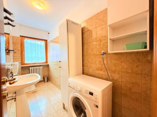 a bathroom with a washing machine and a sink at Casa di Mary in Châtillon
