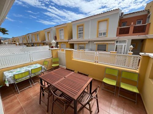 a patio with a table and chairs on a balcony at Casa Althaya in Alcalà de Xivert