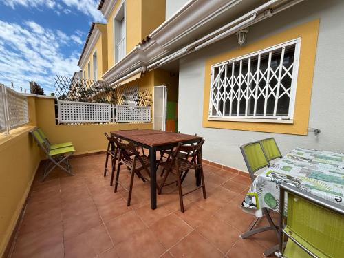 a patio with a table and chairs on a balcony at Casa Althaya in Alcalà de Xivert